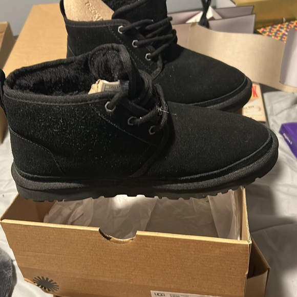 Neumel Uggs - Picture 2 of 6